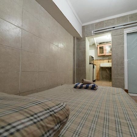 Private Flat For 2 Or 3 With Back Yard Near Exarhia Square And Archaelogical Museum Appartamento Atene Esterno foto